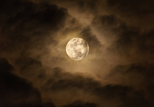 φωτεινό σούπερ Σελήνη στο νυχτερινό ουρανό με συννεφιά και αντιγράψτε χώρο - Φωτογραφία, εικόνα