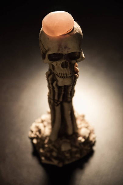 Tajemná mrtvá lebka jako symbol spirituality, osvícení a duše. - Fotografie, Obrázek