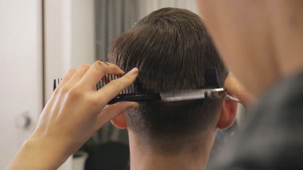 Peluquería mujer corte de pelo haciendo estilo de pelo masculino
 - Metraje, vídeo