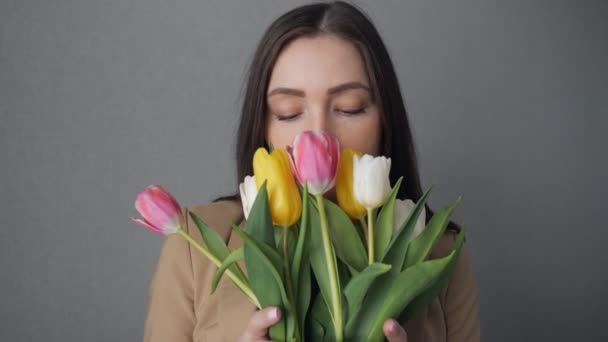 Young girl enjoy a bouquet of tulips. - Video, Çekim