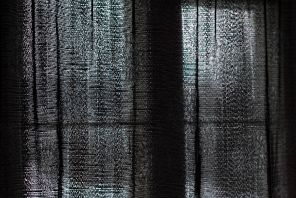 Transparant, donkere gordijnen gebruikt als een concept, privé of melancholie te verbergen. - Foto, afbeelding