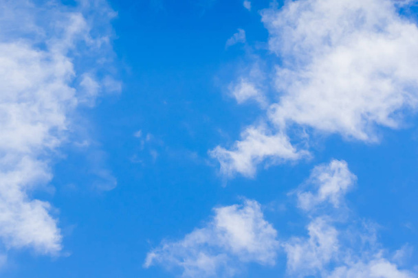 Błękitne niebo i chmury  - Zdjęcie, obraz