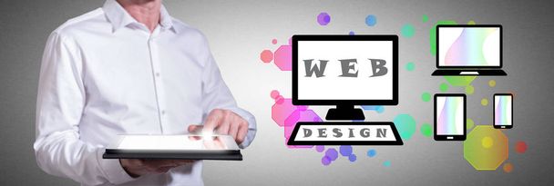 Homem usando um tablet com conceito de web design
 - Foto, Imagem