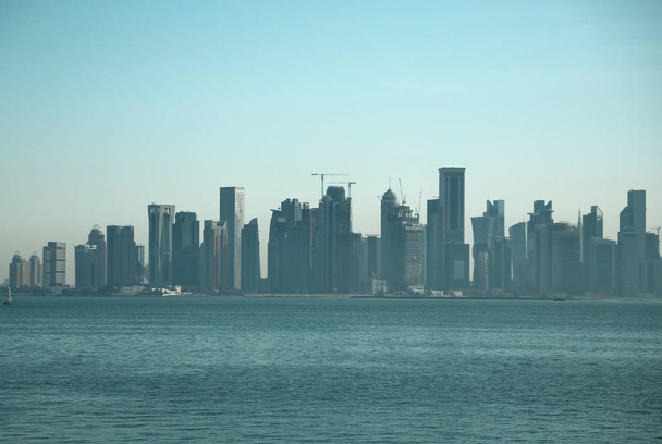 Blick auf Wolkenkratzer in der Innenstadt von Doha, Katar, Persischer Golf, Arabische Halbinsel. Finanzzentrum in doha - Hauptstadt und bevölkerungsreichste Stadt Qatas - Foto, Bild