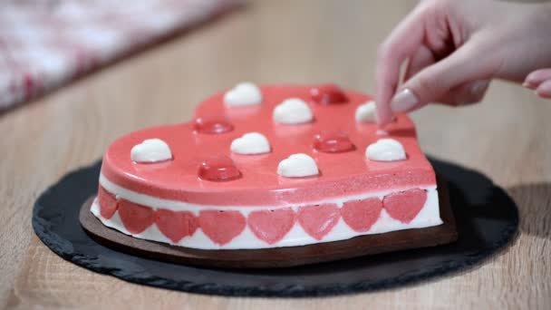 Confectioner decorating heart-shaped mousse cake. Cake for Valentines day. - Footage, Video