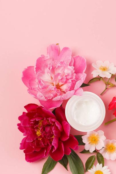 cosmetic cream with pink flowers - Foto, immagini