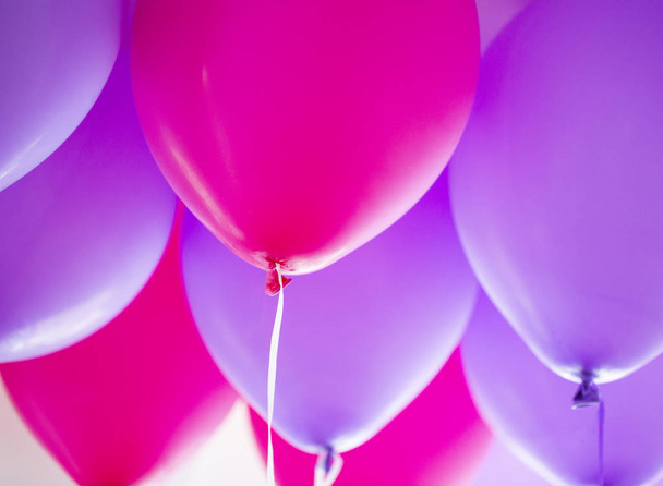 texture of bright balloons in blur. partial focus, defocusing - Fotoğraf, Görsel