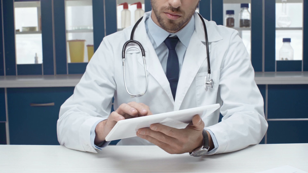 περικοπεί θέα αρσενικό ο γιατρός σε λευκό παλτό χρησιμοποιώντας ψηφιακό tablet στην κλινική - Πλάνα, βίντεο
