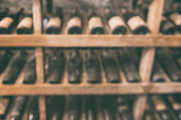 alte Weinflaschen im Weinkeller, verschwommener defokussierter Hintergrund - Foto, Bild