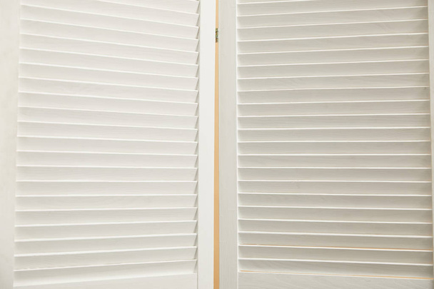 Close up van witte houten room divider met kopie ruimte  - Foto, afbeelding