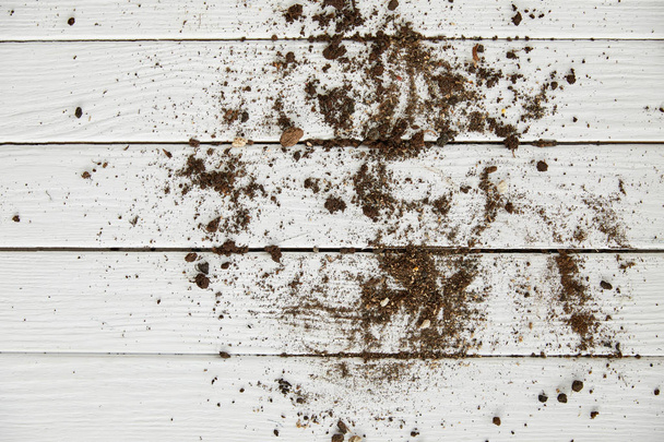 Draufsicht auf Schmutz auf weißem Holztisch  - Foto, Bild