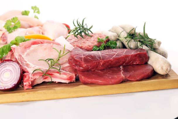 çiğ et. Farklı türde çiğ domuz eti, tavuk ve sığır eti baharat ve otlar ve sosis - Fotoğraf, Görsel