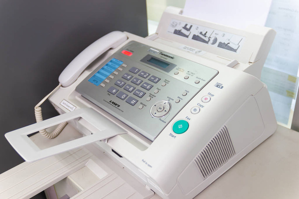 Ofis konsept ekipmanında gerekli belgeleri göndermek için faks makinesi. - Fotoğraf, Görsel