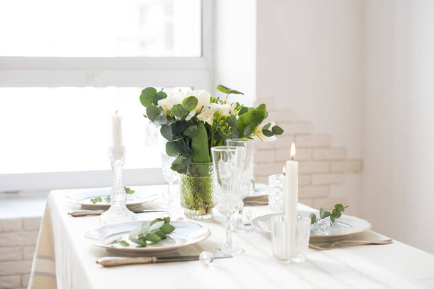 エレガントな白い花と刃物、食卓の装飾と美しいお祝いテーブルの設定  - 写真・画像