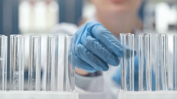 研究室のガラス管を選択する女性科学者のビューをトリミング - 映像、動画
