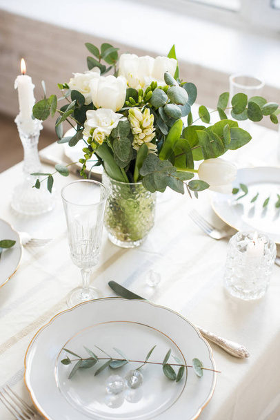 Szép ünnepi asztallal beállítást elegáns fehér virágok és evőeszközök, asztalnál dekoráció  - Fotó, kép