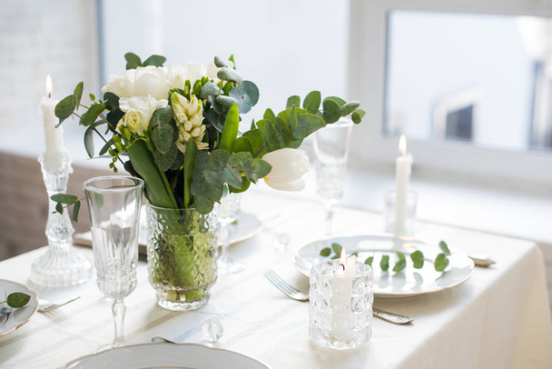 Mooie feestelijke tabel omgeving met elegante witte bloemen en bestek, tafeldecoratie  - Foto, afbeelding