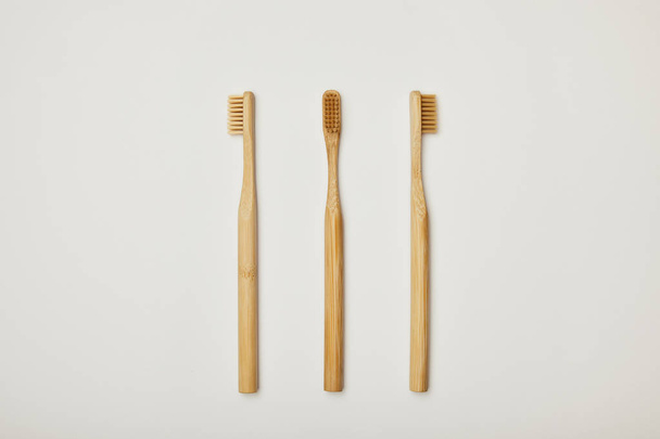 vista dall'alto di spazzolini di bambù su sfondo bianco
 - Foto, immagini