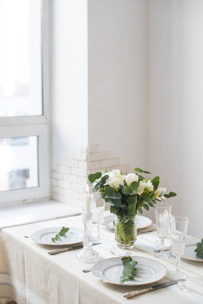 schöne festliche Tischdekoration mit eleganten weißen Blumen und Besteck, Tischdekoration  - Foto, Bild