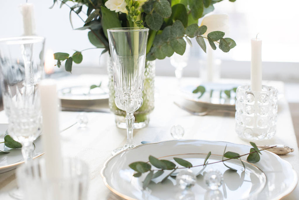 Όμορφο γιορτινό τραπέζι ρύθμιση με κομψά άσπρα λουλούδια και τα μαχαιροπήρουνα, δείπνο διακόσμηση πίνακα  - Φωτογραφία, εικόνα
