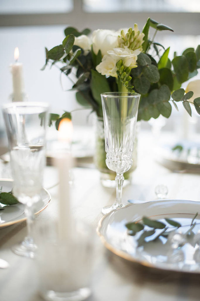 Beau décor de table de fête avec des fleurs blanches élégantes et des couverts, décoration de table de dîner
  - Photo, image