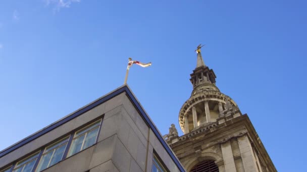 Ciel bleu, drapeau de la ville de Londres flottant dans le vent, église St Mary-le-Bow. Londres, Angleterre
. - Séquence, vidéo
