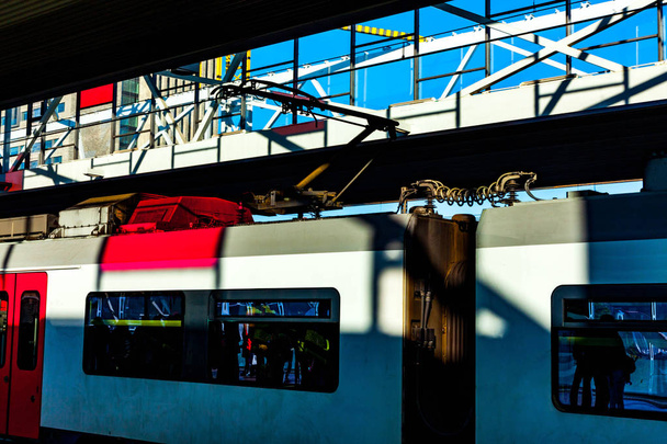 Поїзд на станції чекає пасажирів. Електропоїзд з пасажирами. Подорожі та туризм концептуальний образ
. - Фото, зображення