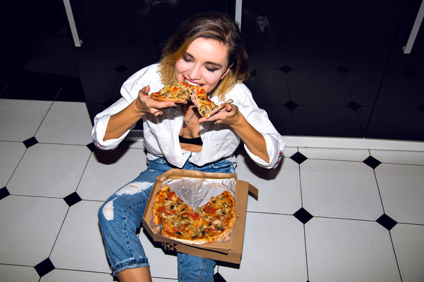 beautiful young woman eating pizza  - 写真・画像