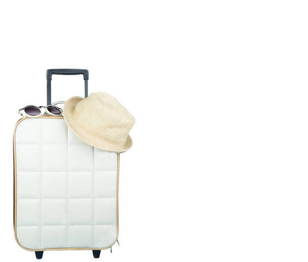 Cestovní taška s příslušenstvím na izolované bílém pozadí. - Fotografie, Obrázek