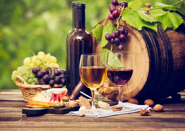 στενή όψη του κρασιού και των σνακ σε ξύλινο φόντο - Φωτογραφία, εικόνα