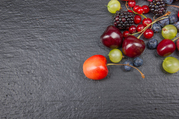 Various summer Fresh berries in a bowl on rustic wooden table. Antioxidants, detox diet, organic fruits - Foto, Imagen