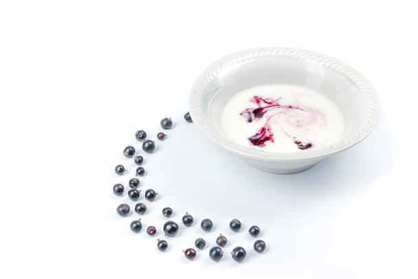 Bowl of greek yogurt and fresh berries isolated on white background - Foto, Bild