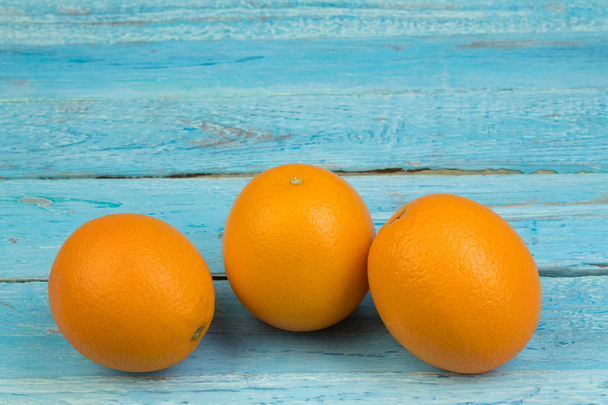 Ripe orange fresh orange, on wooden background. - Fotoğraf, Görsel