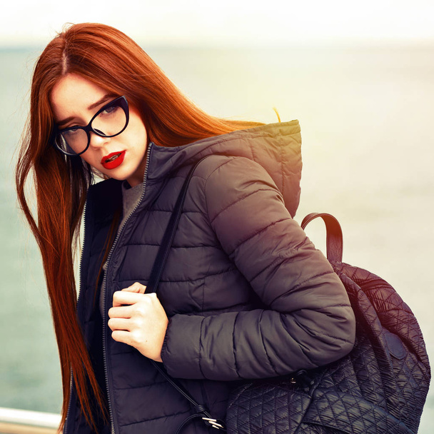 young beautiful woman in stylish glasses  posing by river  - Foto, Imagen