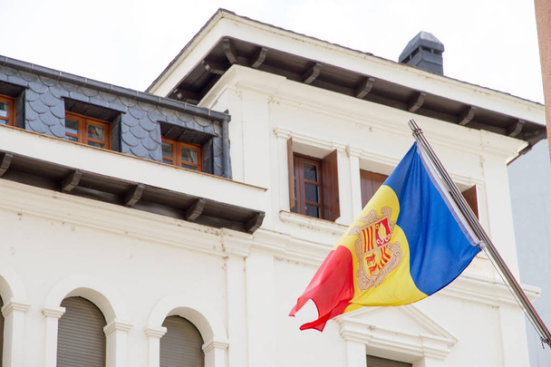 La Vella, Andorra. Una bandiera di Andorra appesa in una strada del centro della città
 - Foto, immagini