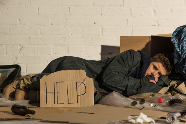 hajléktalan nyomor ember "Súgó" felirat kártya feküdt karton  - Fotó, kép