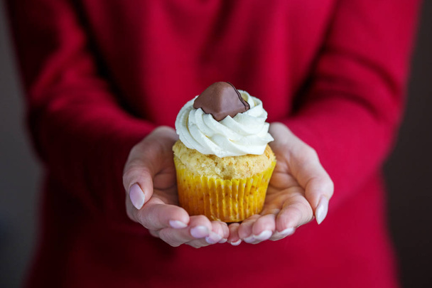 Cupcake with vanilla cream and candy. Concept for food, desserts, bakery, celebration, birthday - Valokuva, kuva