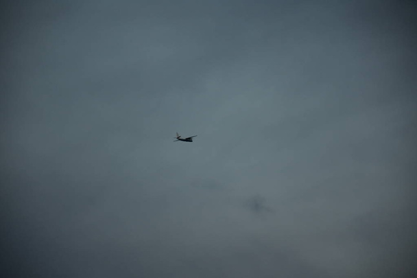 Avión Volando alto en el cielo  - Foto, imagen