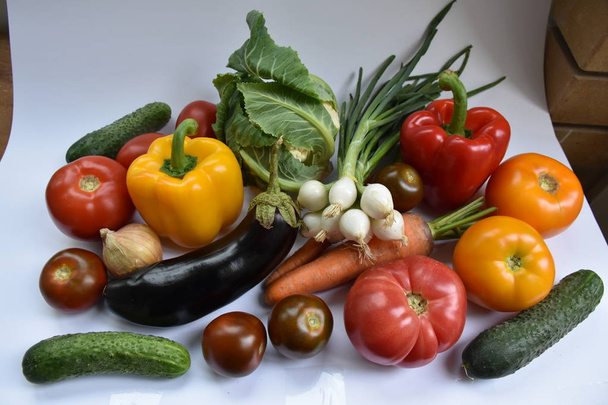 surowe warzywa z bliska na białym tle  - Zdjęcie, obraz