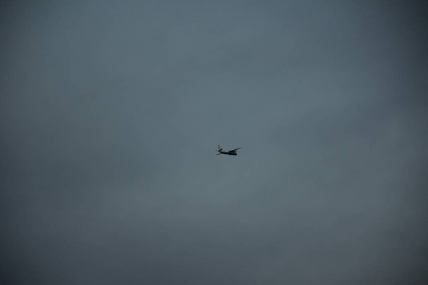 plane flying high in the sky  - Valokuva, kuva