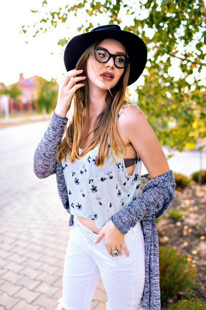 young beautiful woman in hat posing  - Foto, Imagem