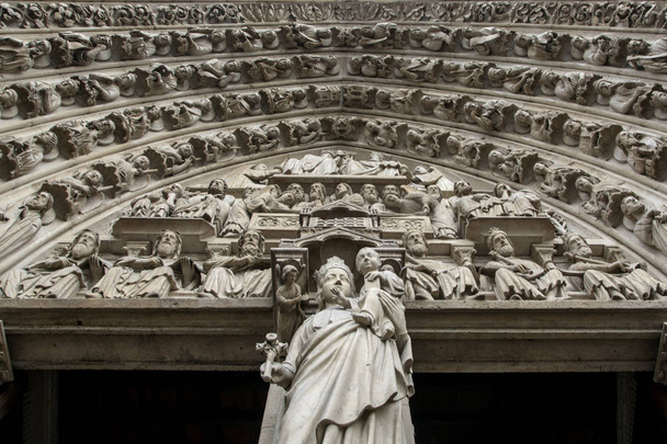 Kauniita marmoriveistoksia Katedraalin pääportilla Notre Dame de Paris, Ranska. Matala kulma
 - Valokuva, kuva