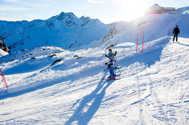 Щасливих людей, дорослих і дітей, катання на лижах на сонячний день в горах Тіроля. Діти веселяться, катаючись на лижах - Фото, зображення