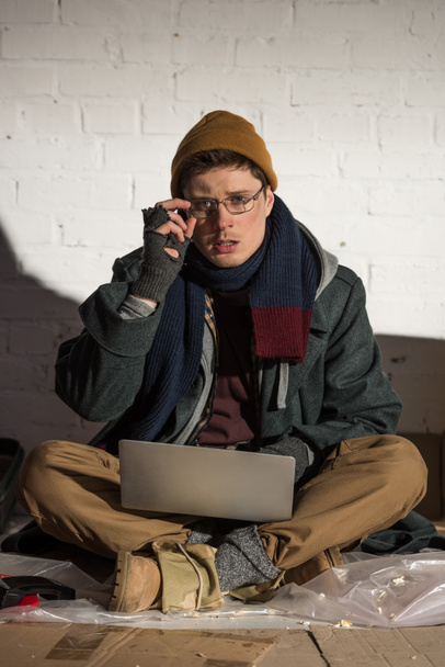 hajléktalan férfi korrigáló szemüveget, rövid idő használ a laptop - Fotó, kép