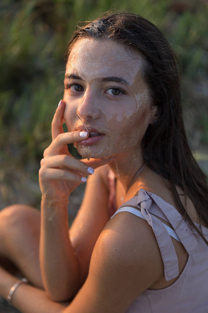 Young beautiful woman with honey on her face. Healthy perfect skin. Honey treatment. - Foto, Imagem