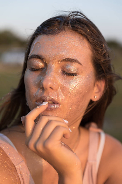 Young beautiful woman with honey on her face. Healthy perfect skin. Honey treatment. - Foto, Imagen