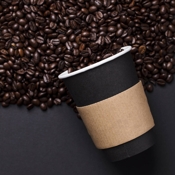 Take away black coffee cup with roasted coffee beans - Фото, зображення