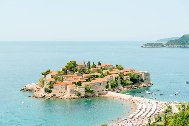 Famosa isola di Sveti Stefan e spiagge di sabbia, costa adriatica, Montenegro
 - Foto, immagini
