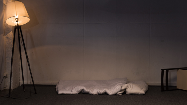kötü karanlık oda katta beyaz yatak düzenlenmiş bir şekilde döşenmiş - Fotoğraf, Görsel