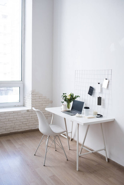 Стильный белый профессиональный офисный интерьер, минималистское рабочее пространство мансарды
 - Фото, изображение